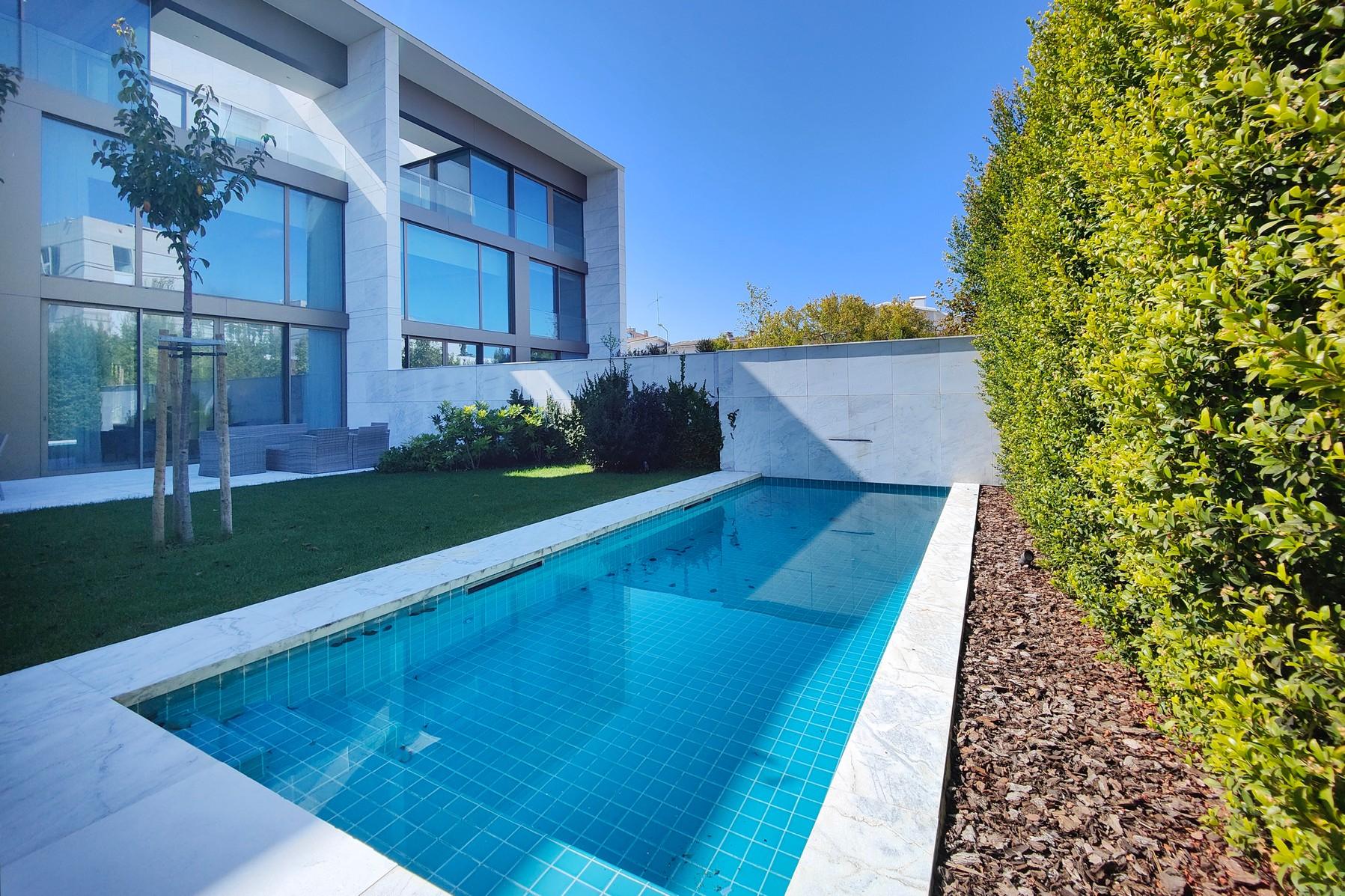 3+1 bedroom Townhouse w/ garden in luxury condominium Cascais