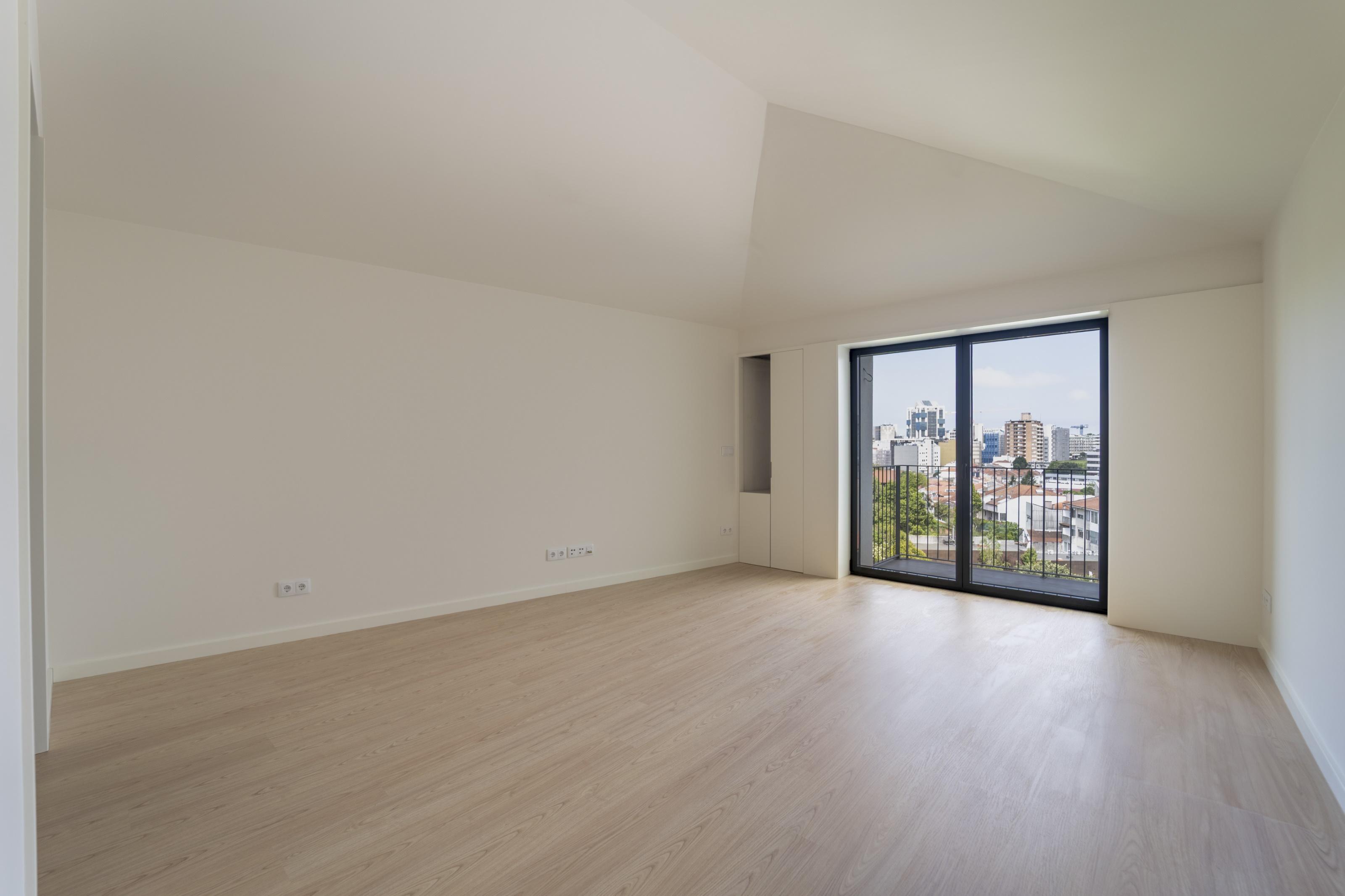 2 bedroom duplex apartment with balcony in the center of Porto