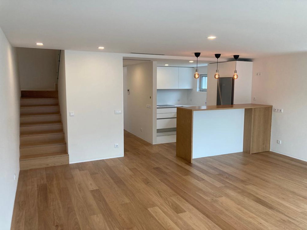 4 bedroom triplex villa, located next to CLIP and Parque da Cidade