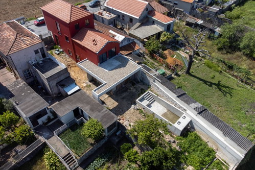 5 bedroom villa with 4 suites, swimming pool, garden and views of the city of Porto