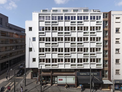 1 bedroom apartment in renovated development in downtown Porto