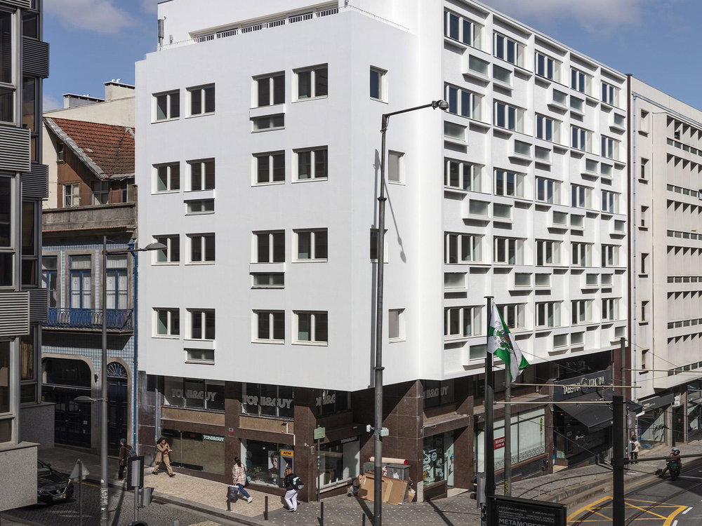 1 bedroom apartment in renovated development in downtown Porto