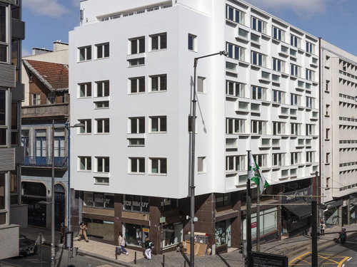 1 bedroom apartment in renovated development in downtown Porto
