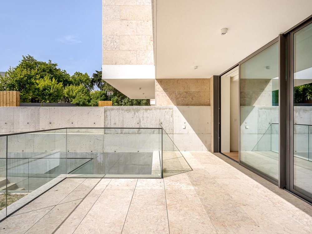 4 bedroom villa with garden inserted in a new development in Cascais