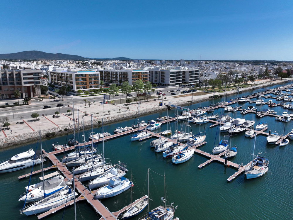 2 bedroom apartment with balcony in a new development in Olhão Marina