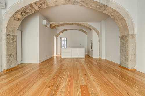 1 bedroom flat with private patio, located in Chiado, Lisbon 1674288712
