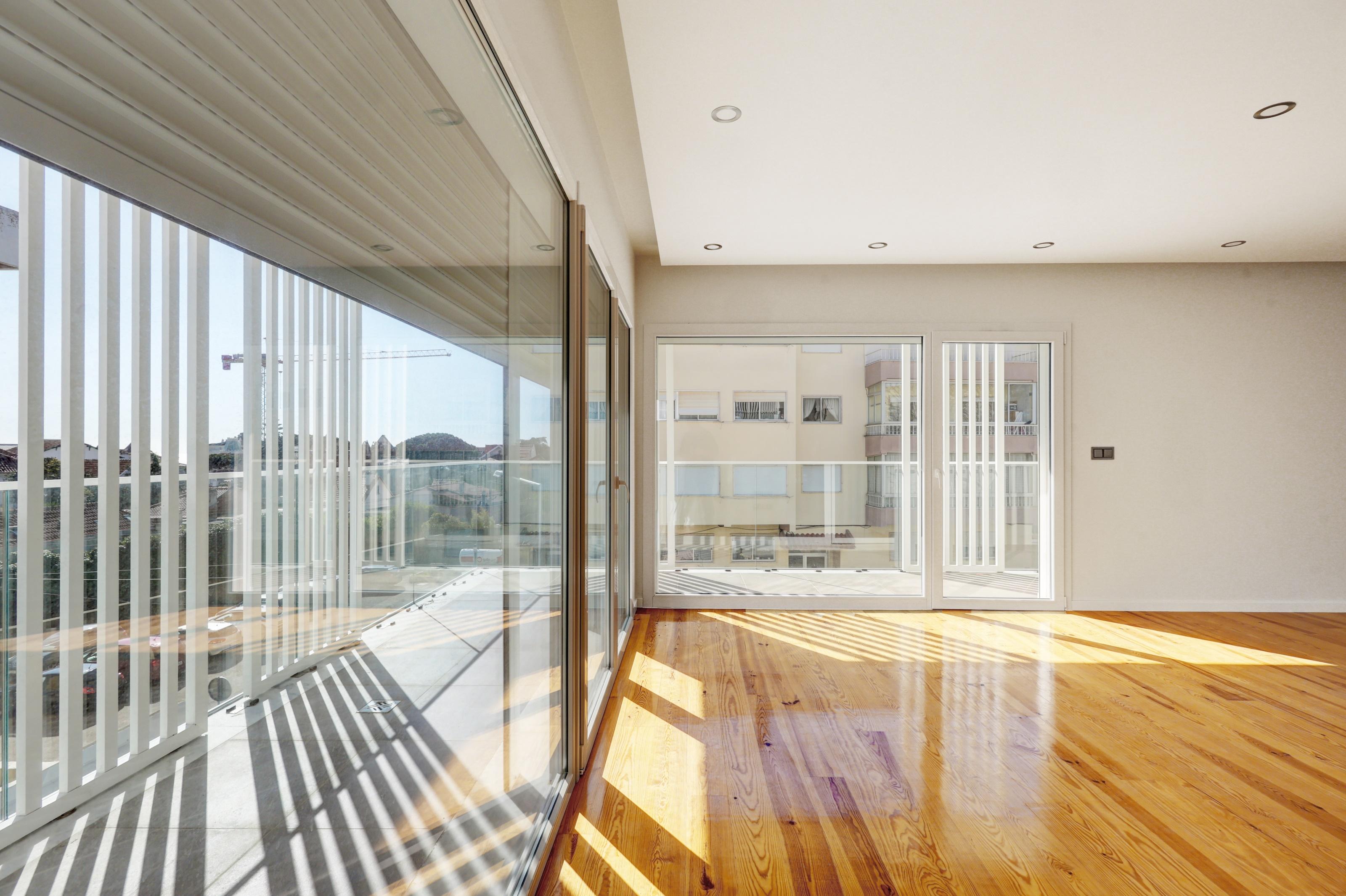 4 bedroom flat with balcony in new development Estoril