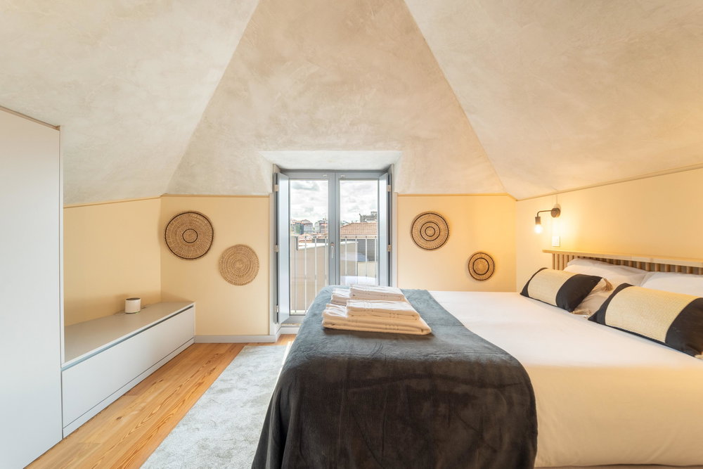 2 Bedroom Duplex Apartment with AL and Garage in Downtown Porto