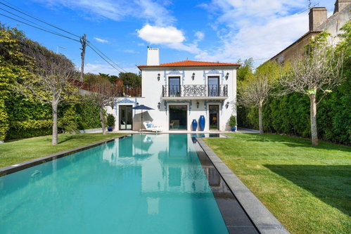 4 bedroom villa with garden and swimming pool, located in the centre of Cascais