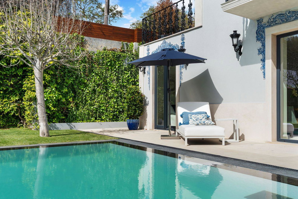 4 bedroom villa with garden and swimming pool, located in the centre of Cascais