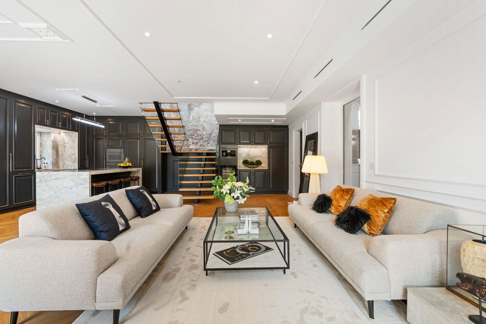 4 bedroom villa with garden and swimming pool, located in the centre of Cascais