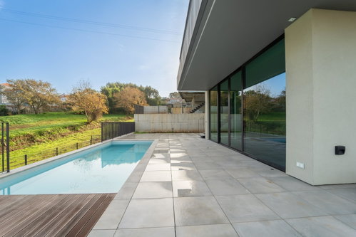 New 4 bedroom villa with pool and garden in Afurada