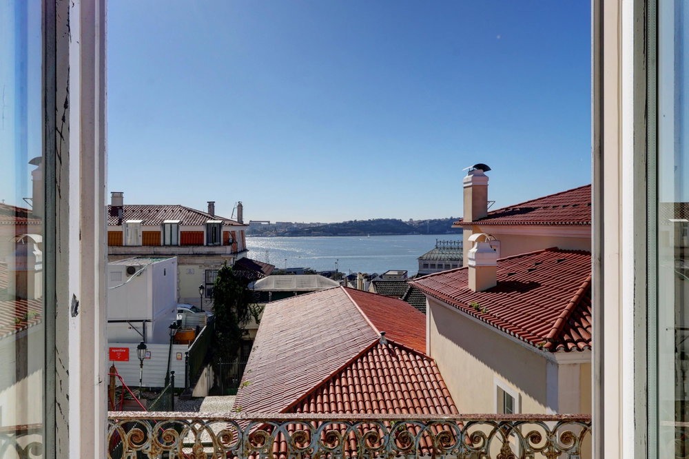 7+3 bedroom flat with river view, in the heart of Chiado