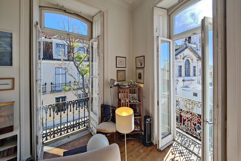 7+3 bedroom flat with river view, in the heart of Chiado