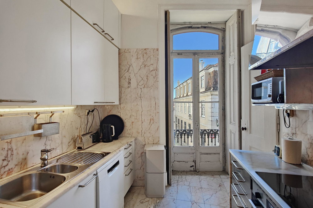 7+3 bedroom flat with river view, in the heart of Chiado