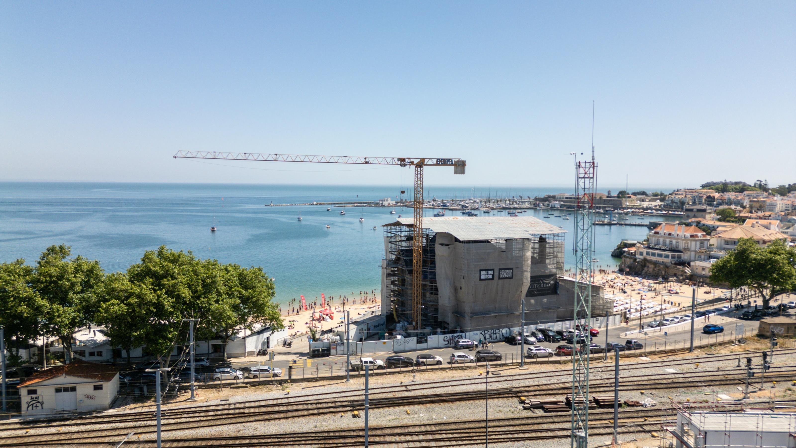 2 bedroom flat with 148m2 of private gross area in Cascais