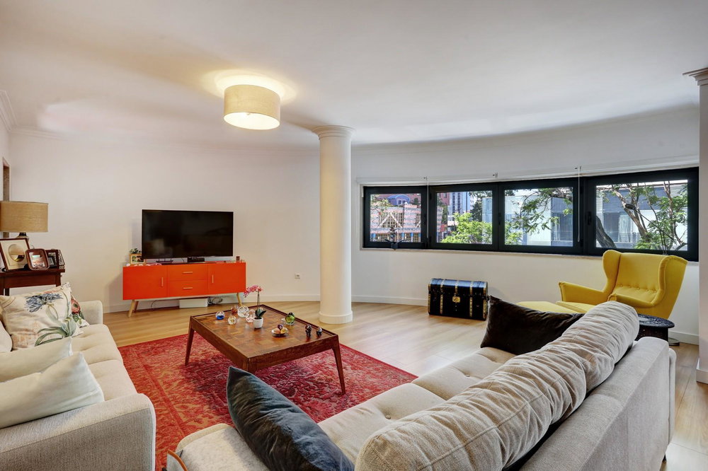 3 bedroom flat, with garage, on Avenida 5 de Outubro, Lisbon