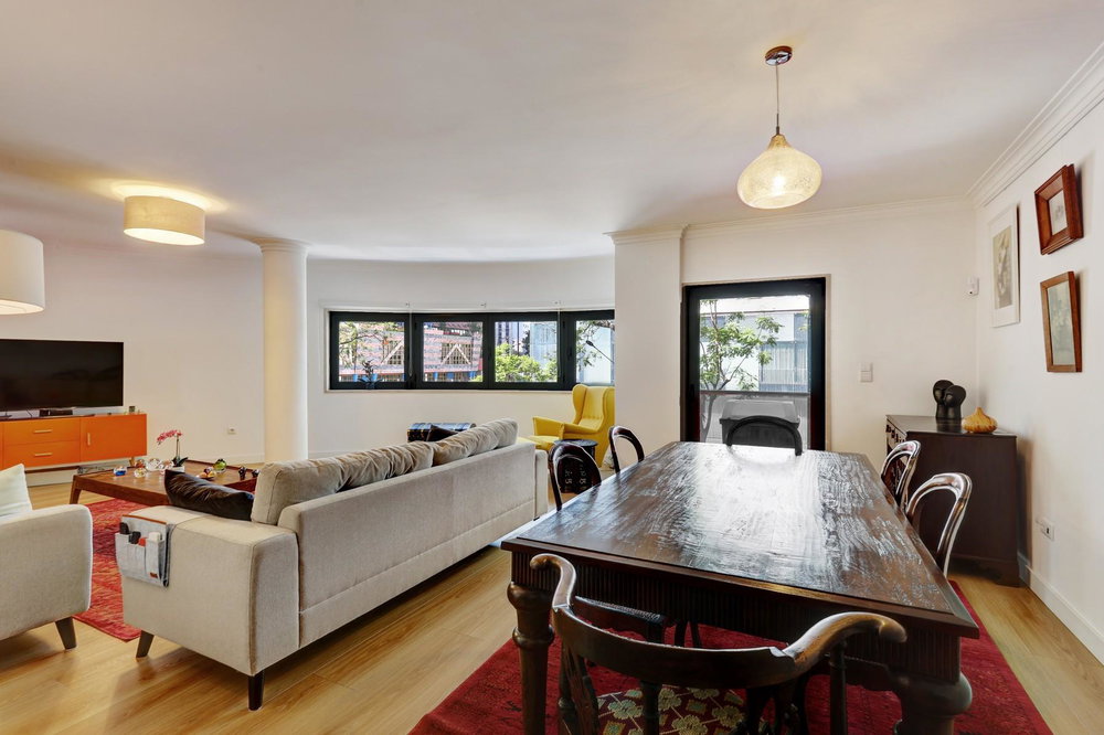 3 bedroom flat, with garage, on Avenida 5 de Outubro, Lisbon