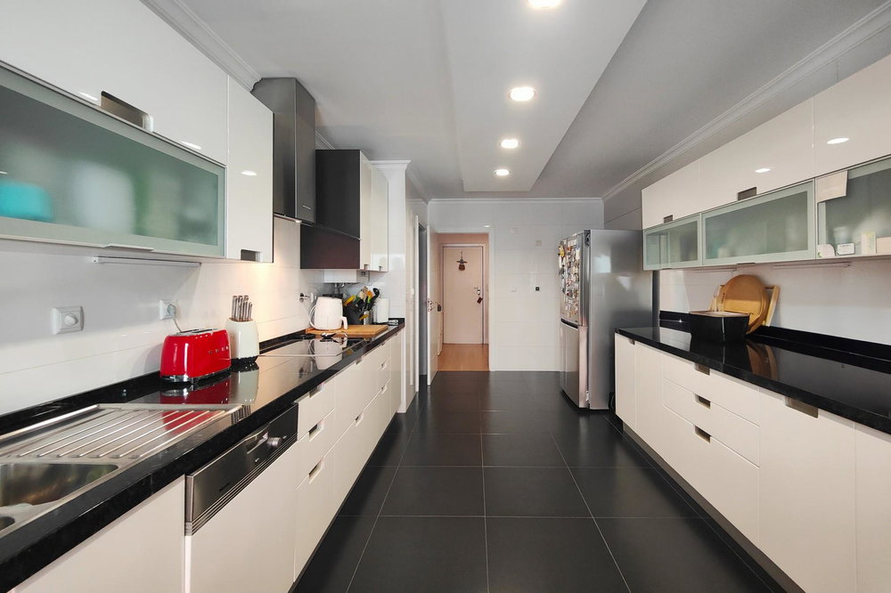 3 bedroom flat, with garage, on Avenida 5 de Outubro, Lisbon