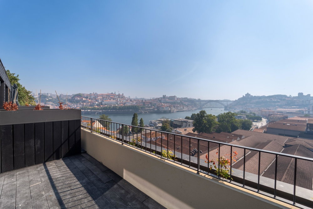 2 bedroom flat with balcony in a new development in Porto