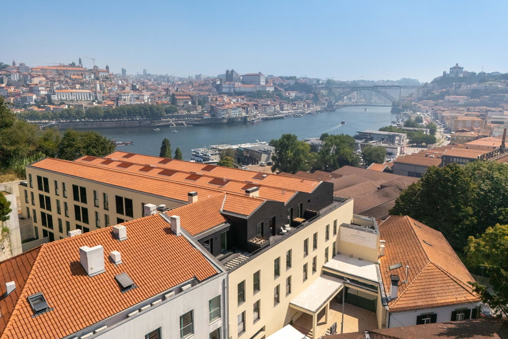 2 bedroom flat with balcony in a new development in Porto