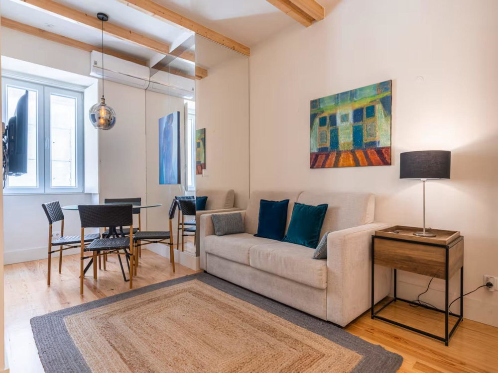 Apartment divided into 3 units, with AL license, in Lisbon 1370987303