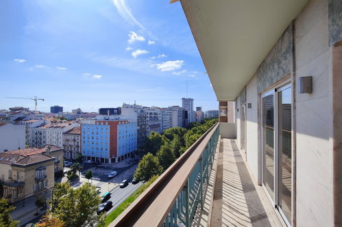Apartamento T4 renovado, com varanda e garagem na Avenida da República 299335691