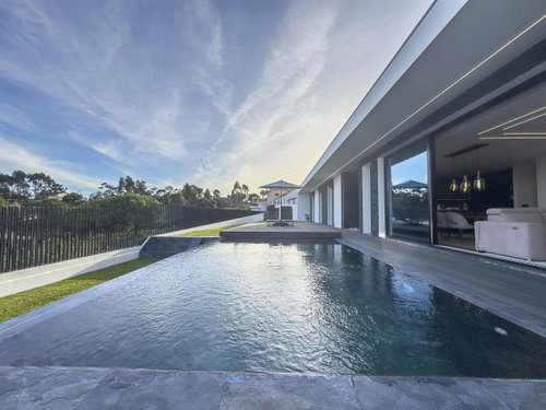 Single storey 4 bedroom villa with heated pool, in Lagoa, Ericeira