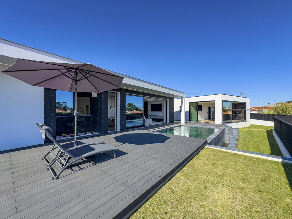 Single storey 4 bedroom villa with heated pool, in Lagoa, Ericeira