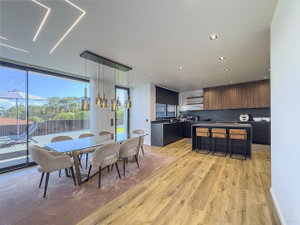 Single storey 4 bedroom villa with heated pool, in Lagoa, Ericeira