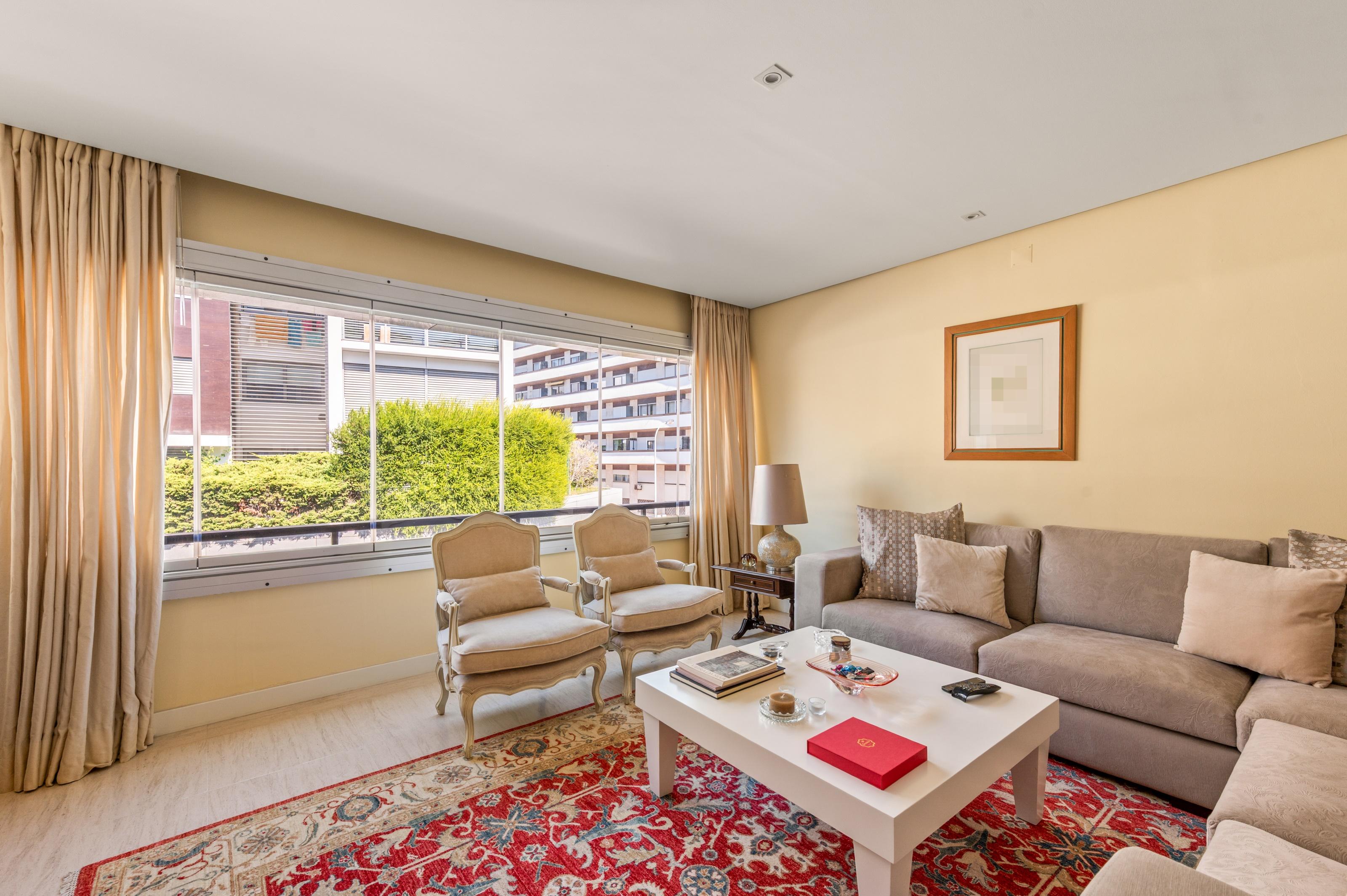 3 bedroom flat with good areas next to Casino Estoril