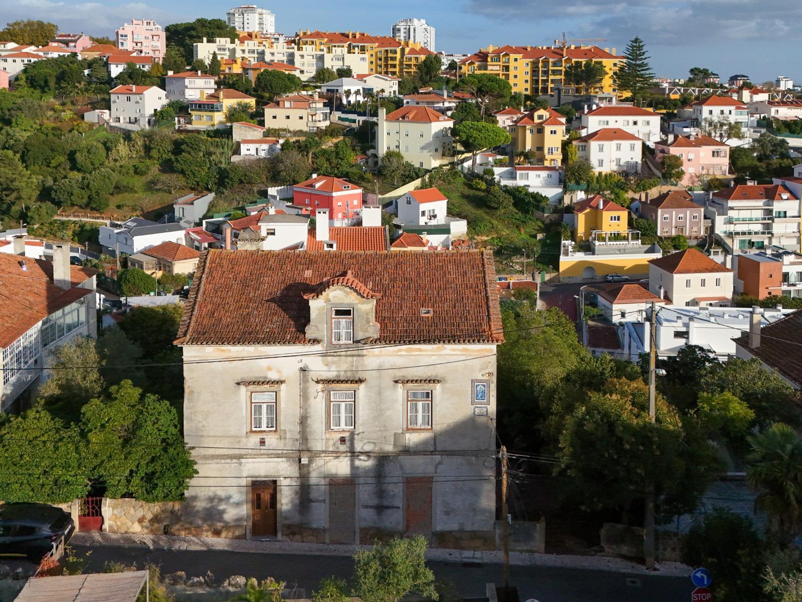 Detached 5 bedroom villa with approved project in Estoril