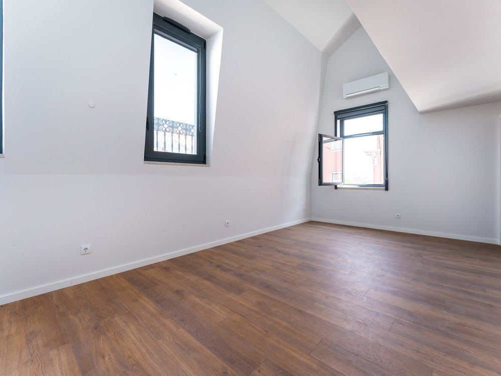 New construction 2 bedroom duplex flat, with parking, in Alcântara