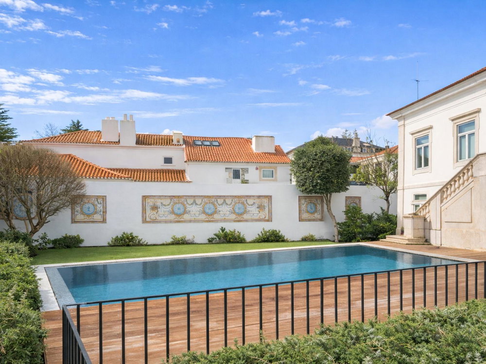 3+1 Bedroom Apartment in Restelo, with Private Garden, in Historic Palace