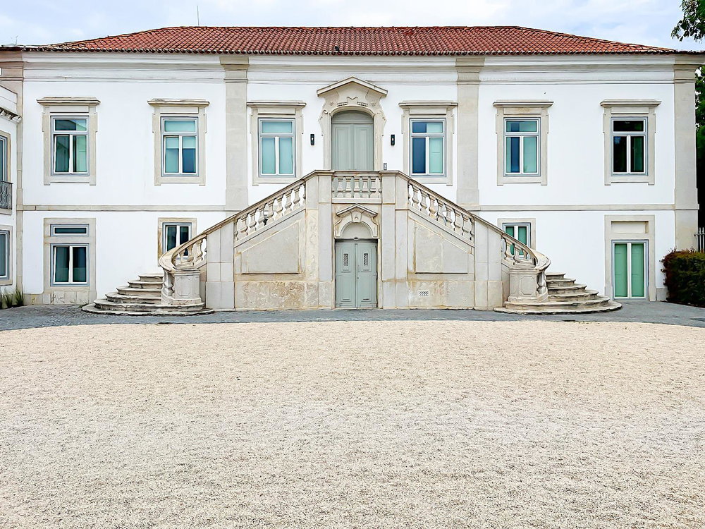 3+1 Bedroom Apartment in Restelo, with Private Garden, in Historic Palace