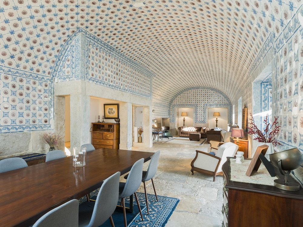 3+1 Bedroom Apartment in Restelo, with Private Garden, in Historic Palace