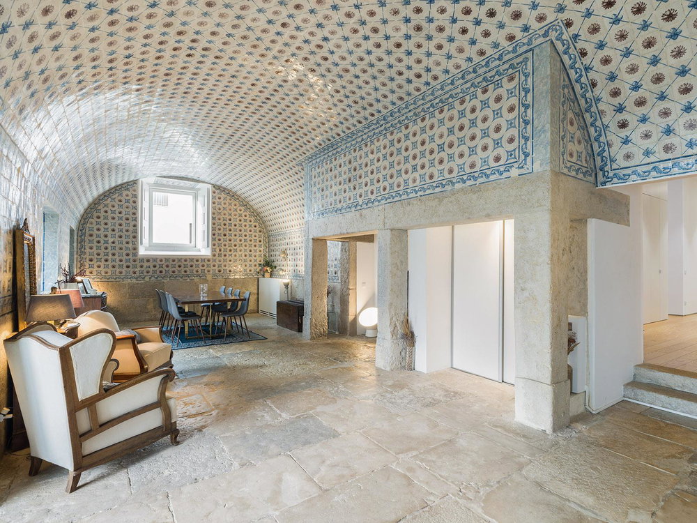3+1 Bedroom Apartment in Restelo, with Private Garden, in Historic Palace