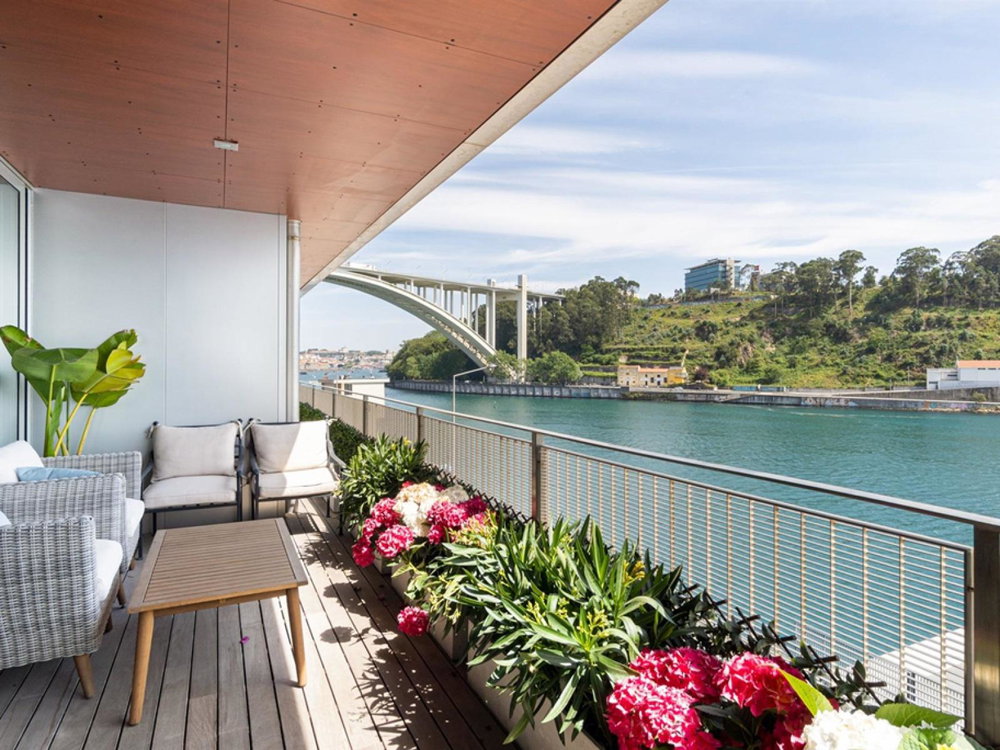 3 bedroom flat with superb views over the Douro River