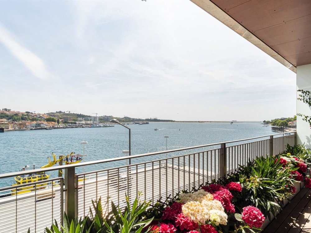 3 bedroom flat with superb views over the Douro River
