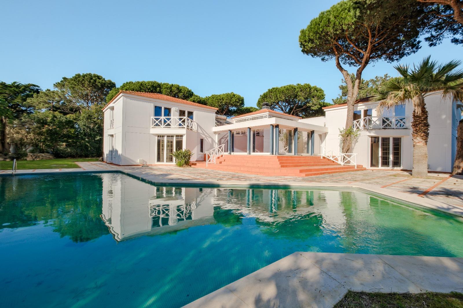 Detached 8 bedroom villa with swimming pool and private garden at Quinta da Marinha