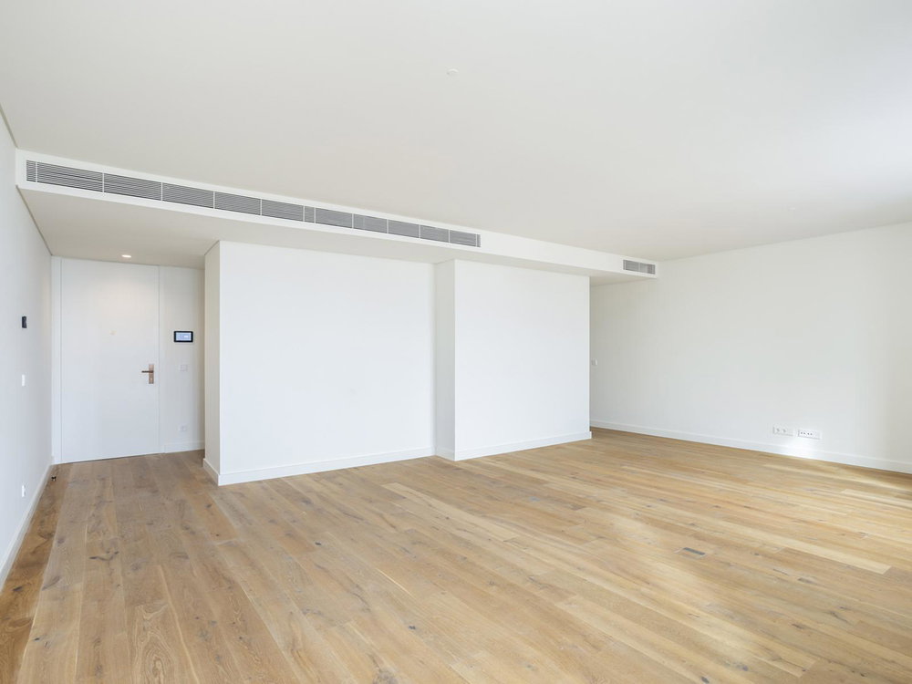 New 4bedroom apartment in Belém with river view, balcony and parking