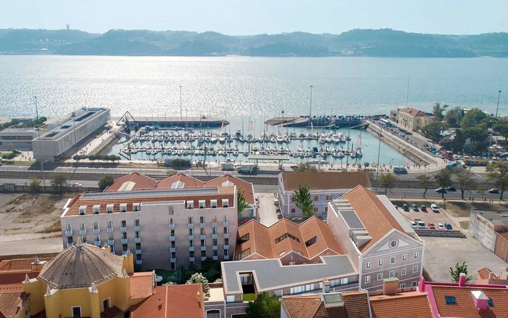 New 4bedroom apartment in Belém with river view, balcony and parking