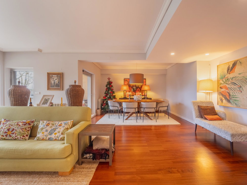 3 bedroom flat, with balcony and garage, in Foz do Douro