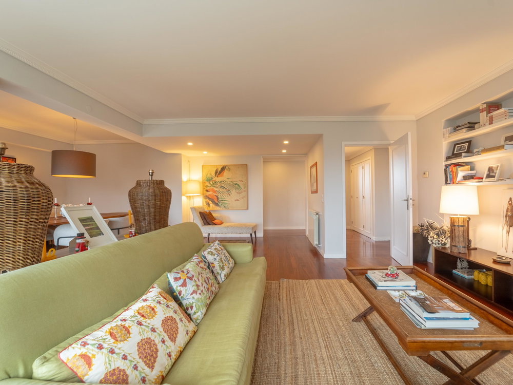 3 bedroom flat, with balcony and garage, in Foz do Douro