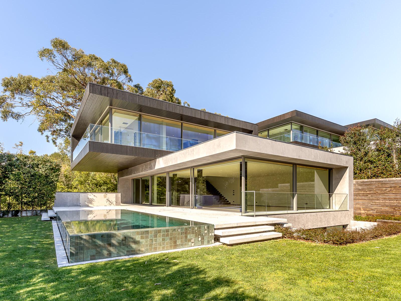 4 bedroom villa in Cascais with swimming pool and premium finishes
