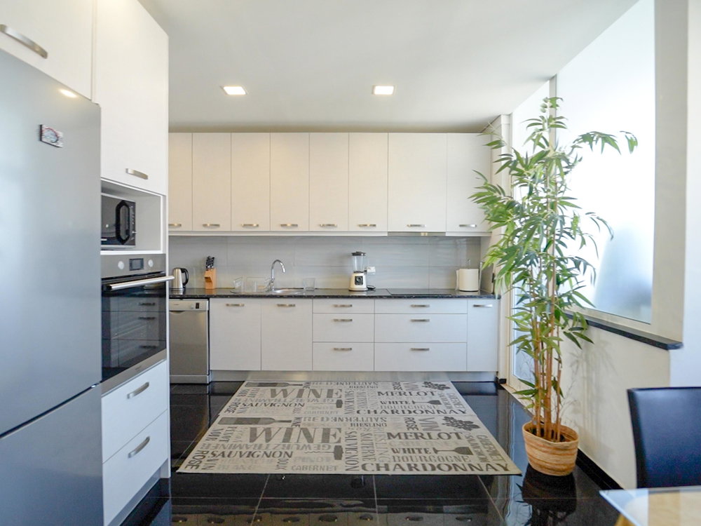 3 bedroom flat with two fronts and balconies on Av. da Boavista