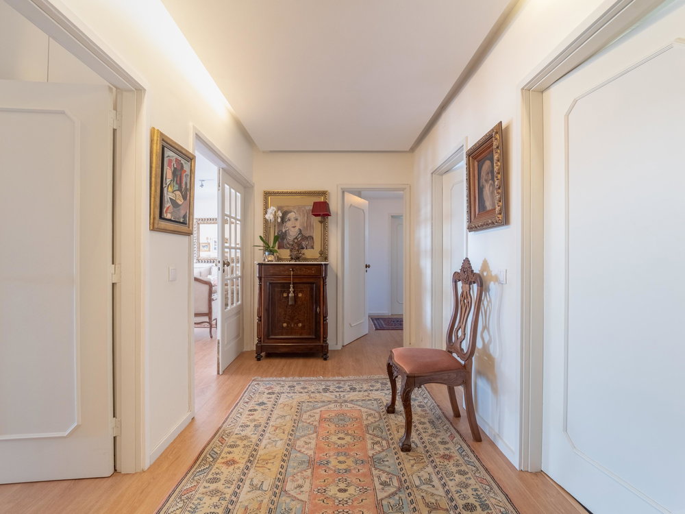 3 bedroom flat with two fronts and balconies on Av. da Boavista