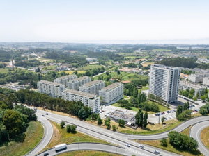 3 bedroom flat with balcony and parking in Quinta da Moreira 4180439797