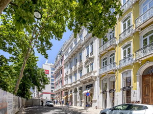 3 bedroom duplex flat with parking, on Avenida da Liberdade 918832679