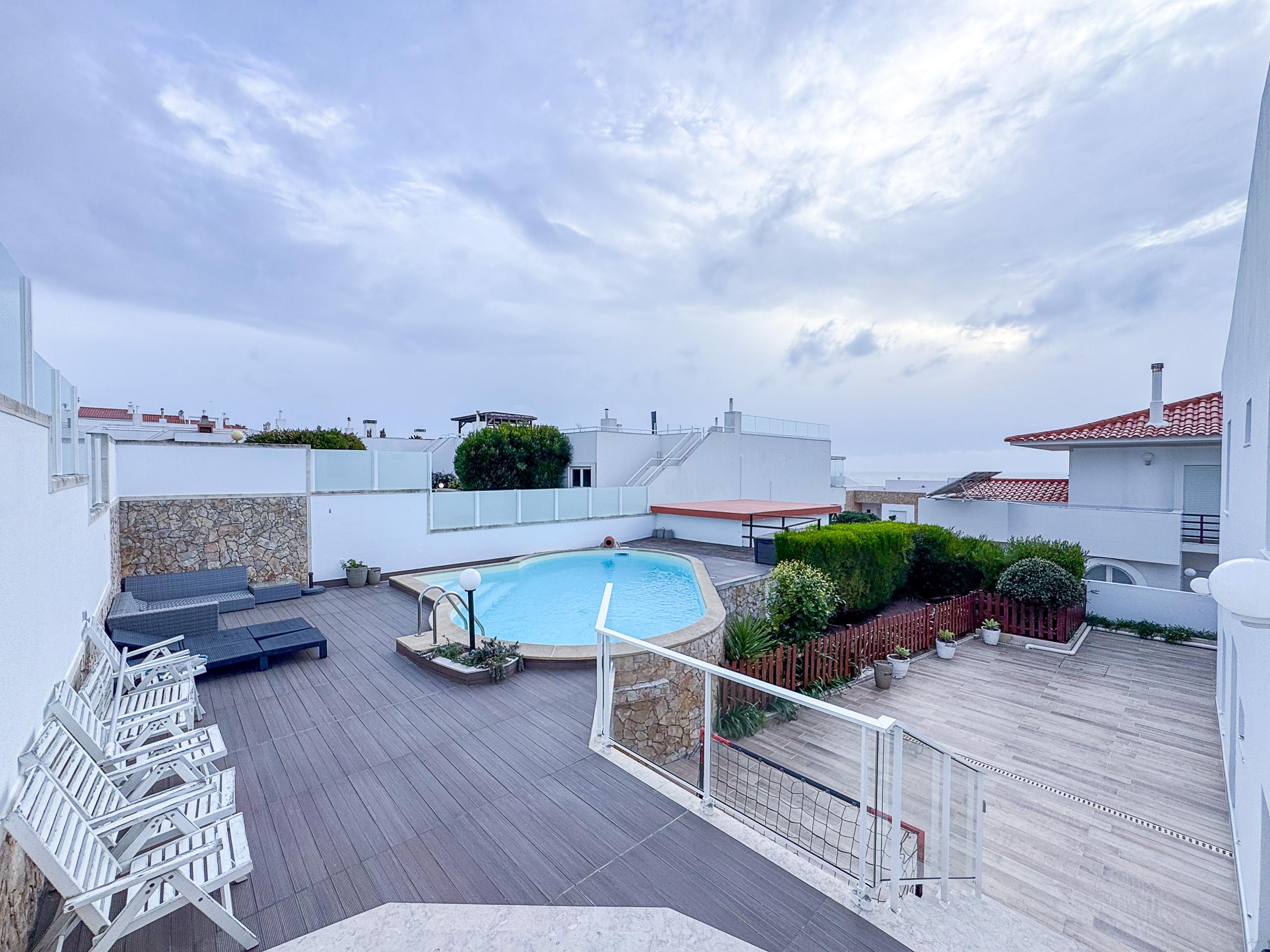 Semi-detached house T5+1 in Ericeira renovated and close to the sea
